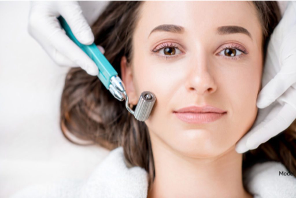  A woman receiving a microneedling treatment to boost collagen and elastin development, while minimizing scars and wrinkles.